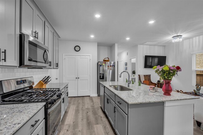 Building Photo - 7866 Alset Dr