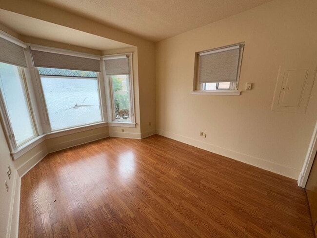 Building Photo - Downstairs 2 Bedroom Quadplex