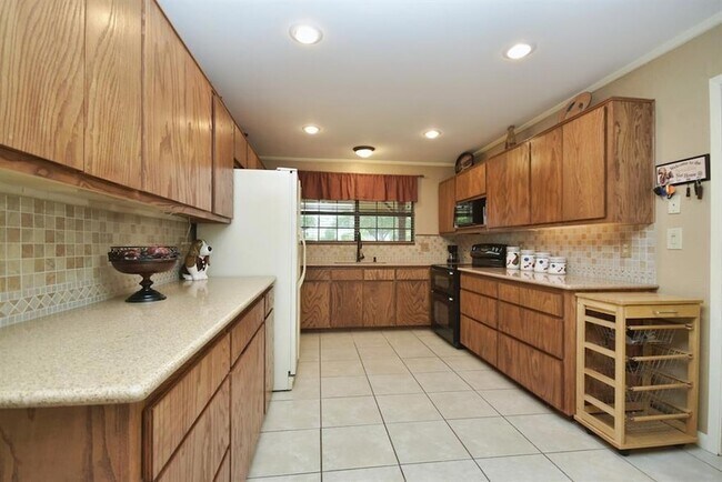 Building Photo - 40101 Heritage Holw