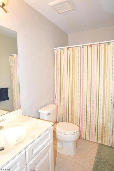 Building Photo - 498 Country Club Dr