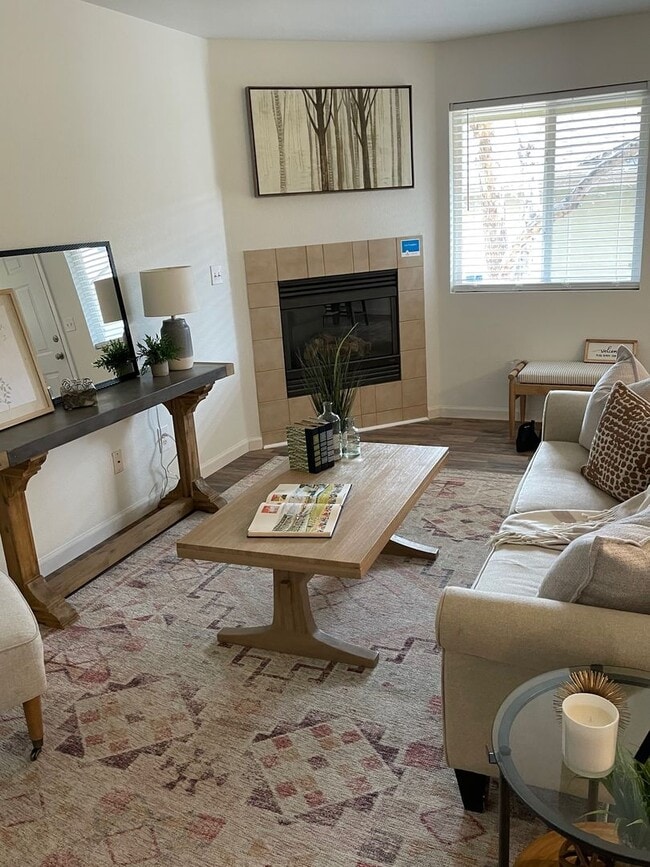 Building Photo - Townhome -2 bed 2.5 bath + bonus area