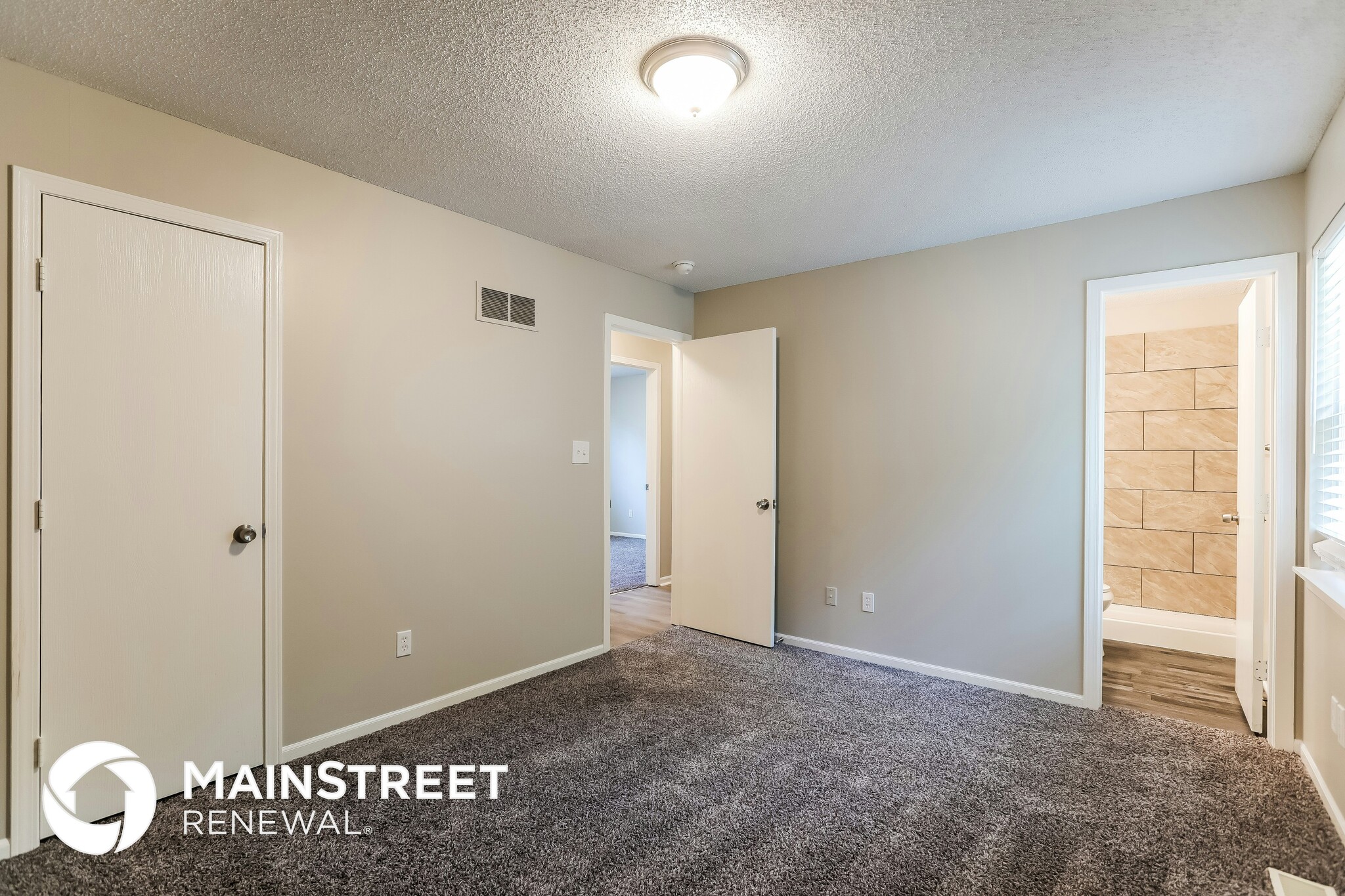 Building Photo - 1104 NE Lindsay Ave