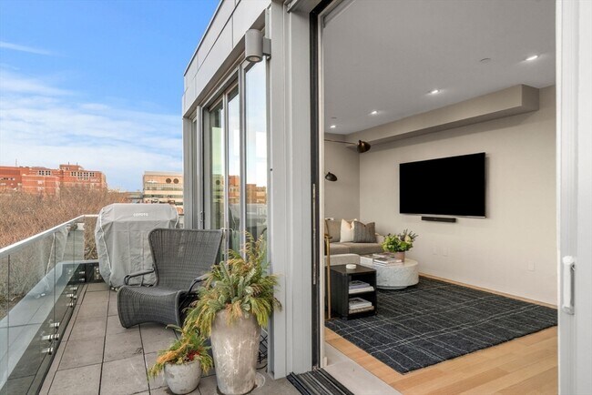 Building Photo - 7 E Springfield St