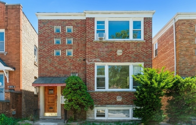 Primary Photo - 5735 W Addison St