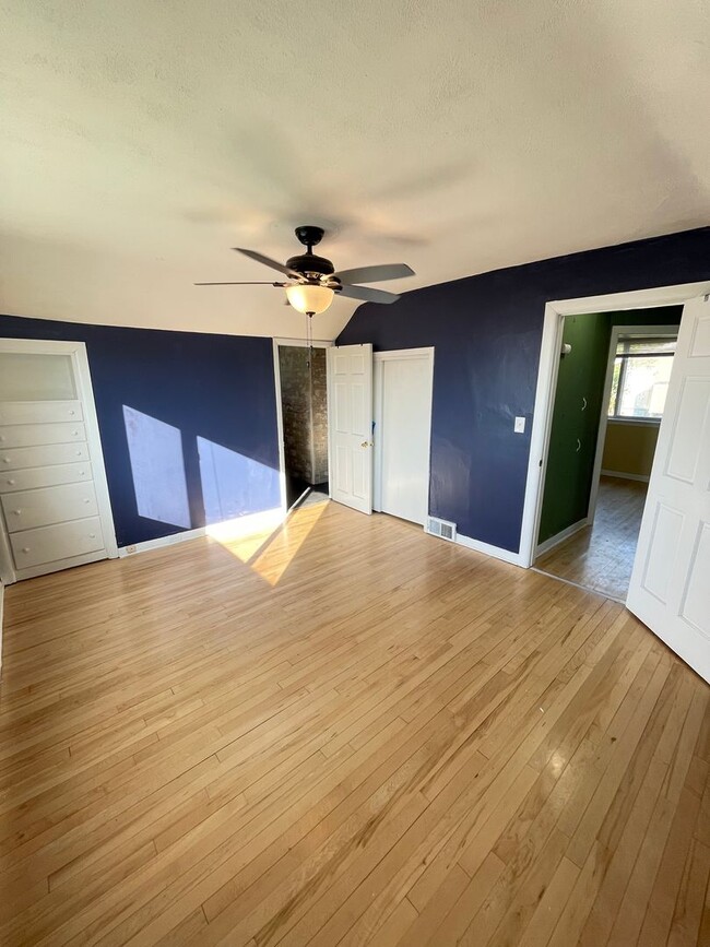 Building Photo - Available September - 2 Bedroom, 1 Bath New Reno!