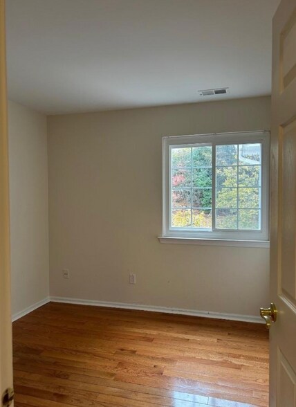 Building Photo - 31 Encampment Dr