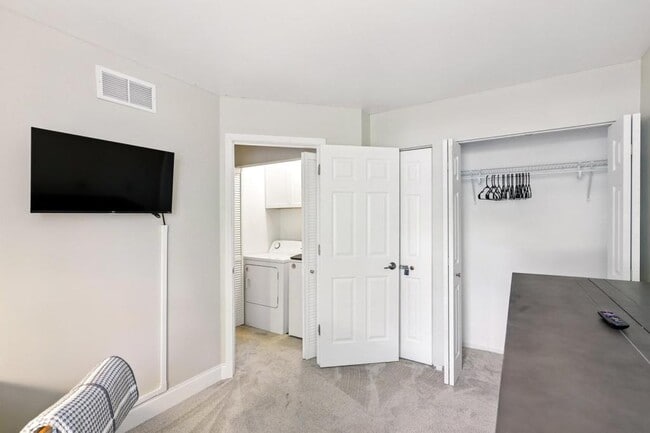 Building Photo - 2621 Wingate Ct