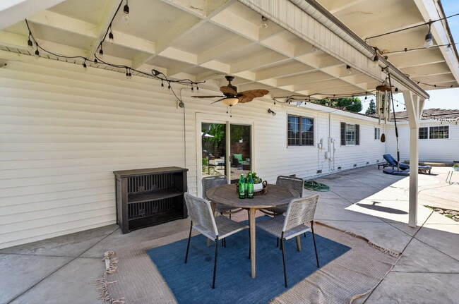 Building Photo - Spacious 4-Bed Oasis with 2 Full Baths