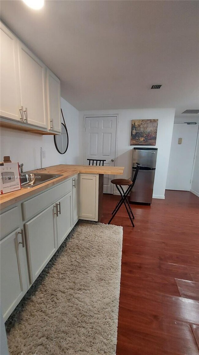 Building Photo - 825 Brickell Bay Dr