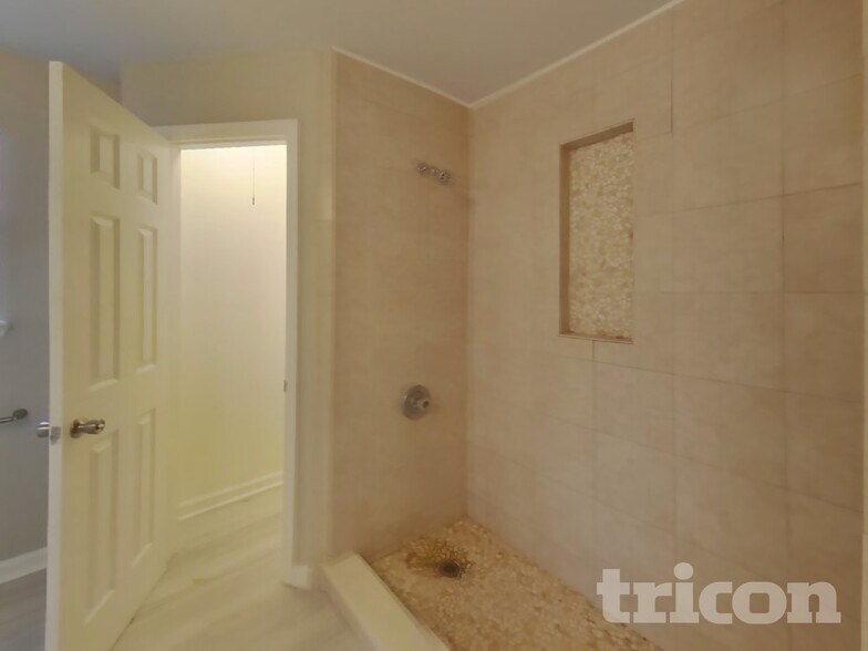 Building Photo - 3631 Mandarin Woods Dr N