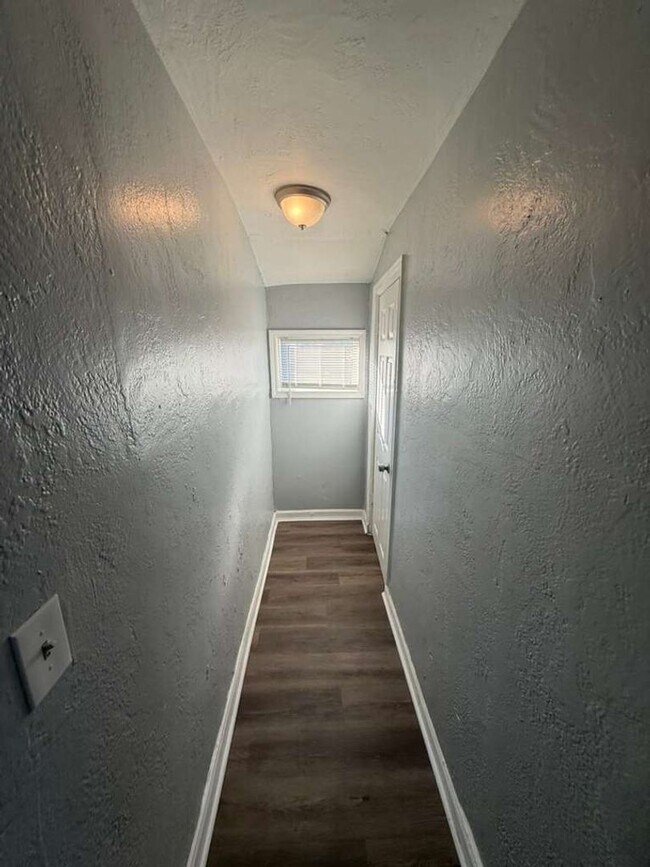 Building Photo - Cozy 3/1 House | Apply for FREE This Holiday Season!