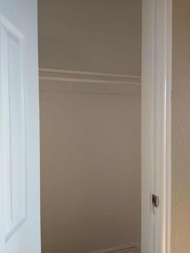 Building Photo - Charming Large 1 Bedroom in the Heart of the City