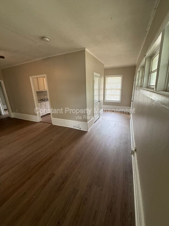 Building Photo - 614 W Poplar St