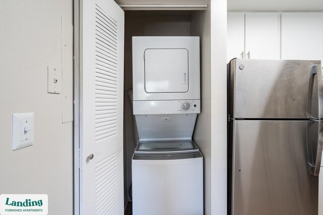 Building Photo - 1000 Palm Pl Dr NE