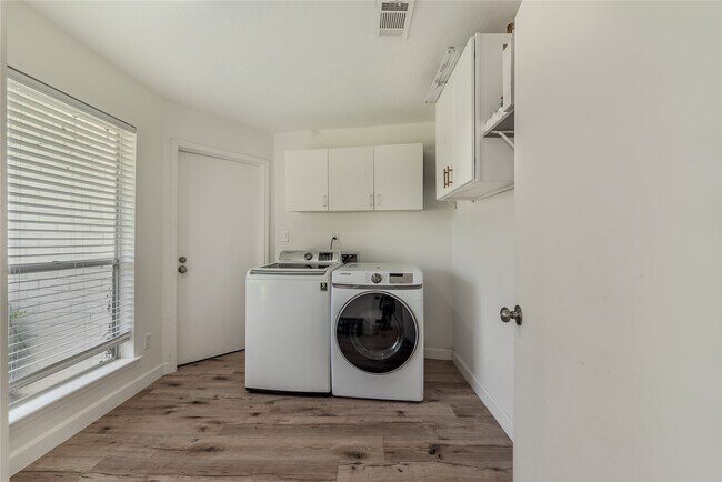 Building Photo - 2423 Woven Wood Ln