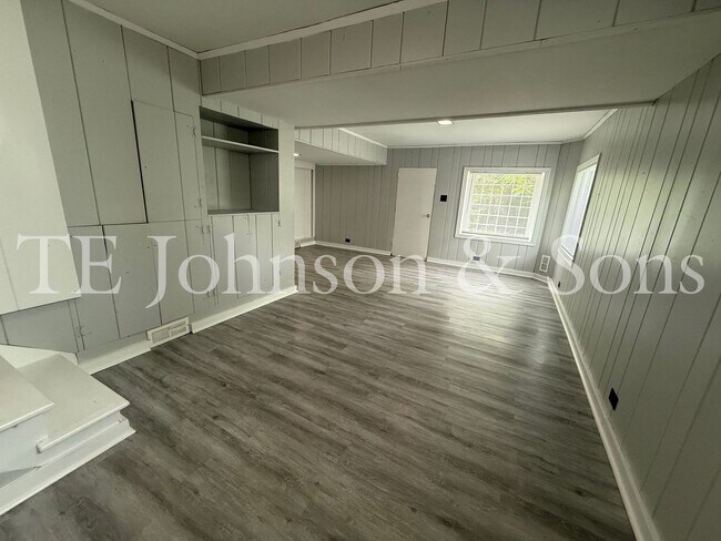 Building Photo - Charming Renovated 3BR Home