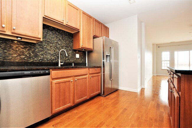 Building Photo - 3000 W Lawrence Ave