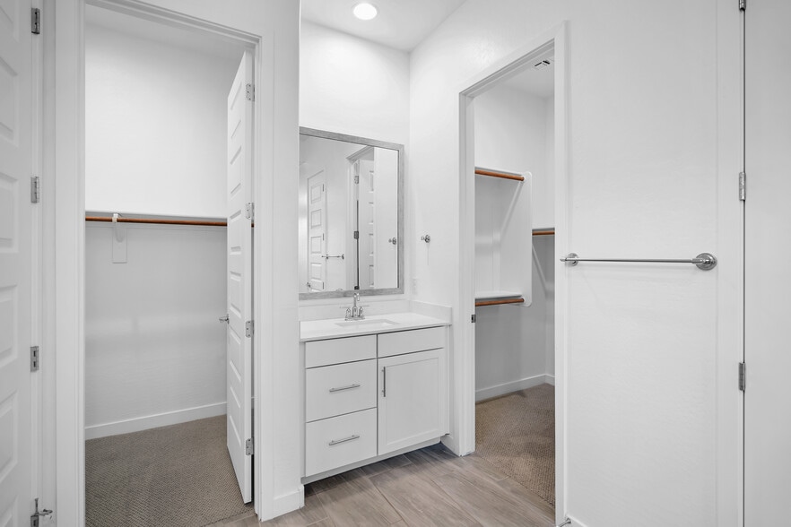 Building Photo - 9738 E Tiburon Ave