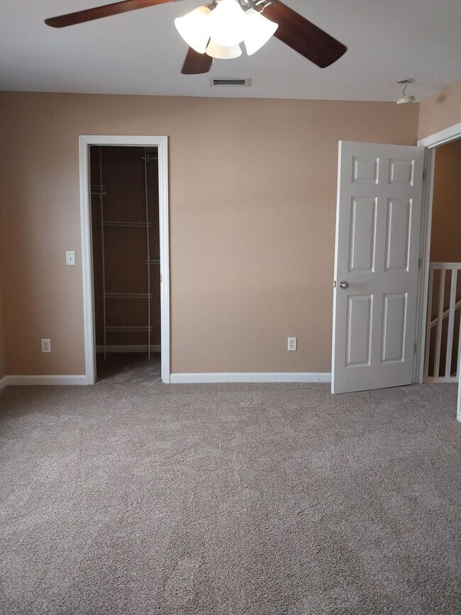 Building Photo - Cute townhome with 3 bd / 2.5 Bath