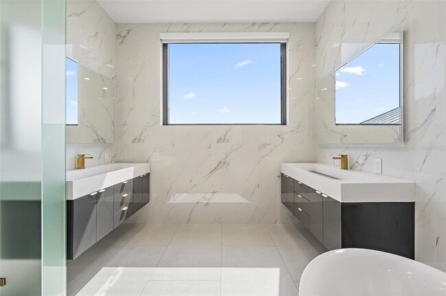 Building Photo - 585 Dolphin Ave SE