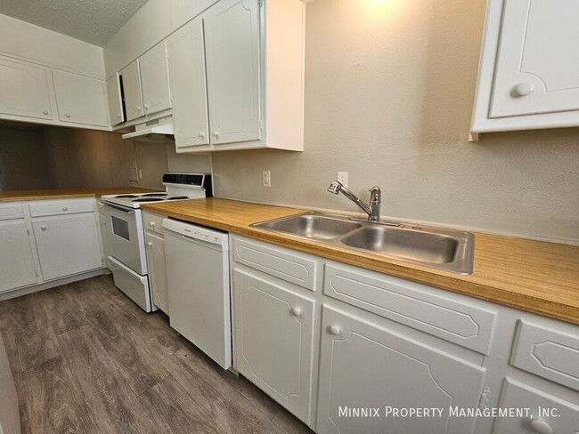 Building Photo - Plainview Apartments 2 Bedroom 1.5 Bath - ...