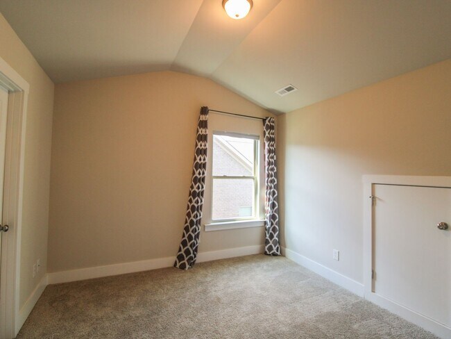 Building Photo - Great Location near Edgewater and Toyota F...