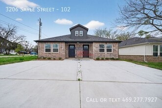 Building Photo - 3206 Sayle St
