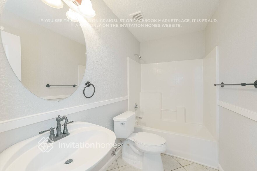 Building Photo - 9528 N 92nd Dr