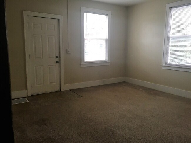 Building Photo - 131-133 Diamond SE