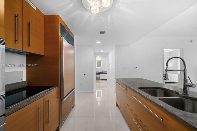 Building Photo - 475 Brickell Ave