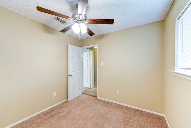 Building Photo - 24206 Landing Way Dr