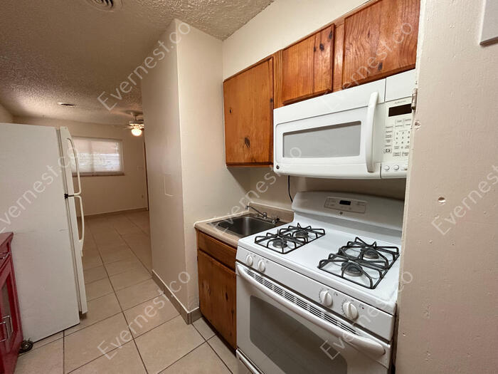 Building Photo - 906 1/2 Carlisle Street