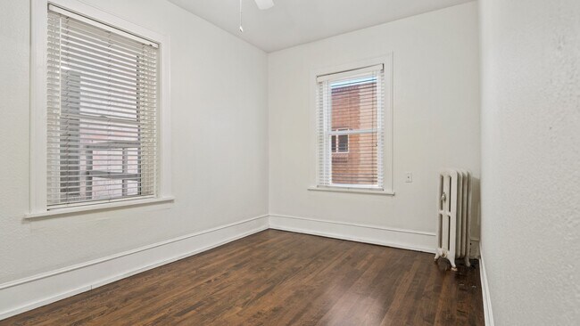 Building Photo - Darling 2 bedroom, 1 bath Capital Hill Condo