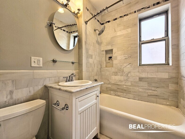 Building Photo - 548 W Surf St