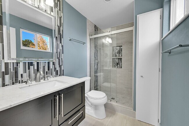 Building Photo - $2,500.00, 2-bed, 2.5 bath located in Denver.