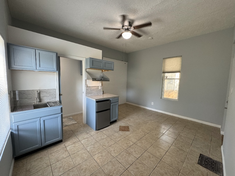 Building Photo - 142 Ashley St