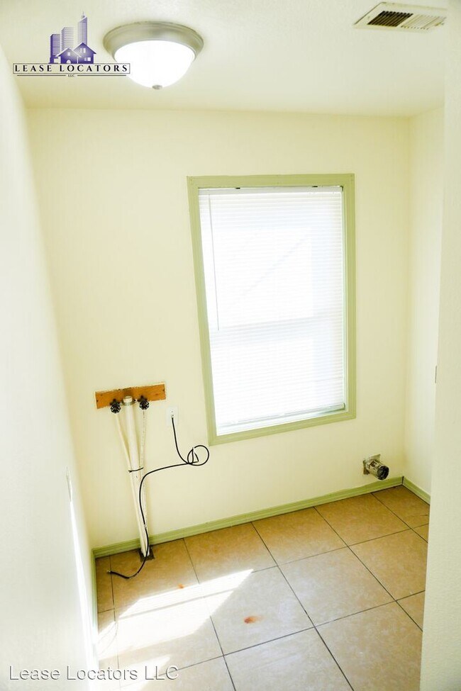 Building Photo - 2 br, 1 bath House - 2059 E 9th St