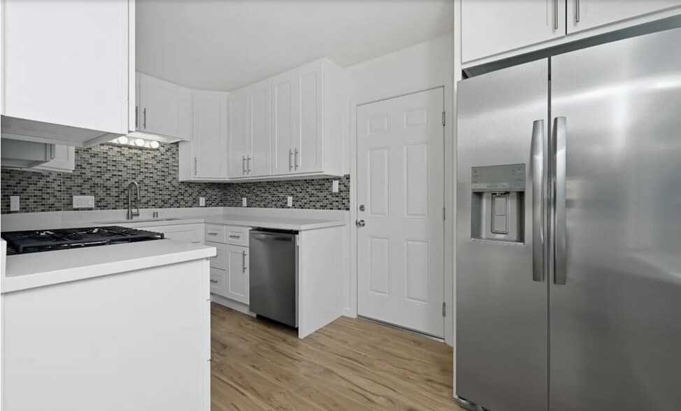 Kitchen - 340 College Ave