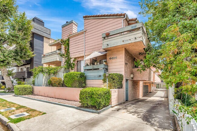 Building Photo - 4424 Coldwater Canyon Ave
