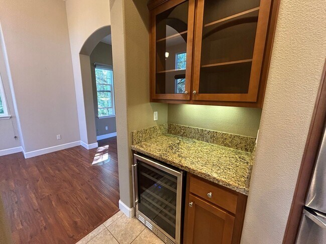 Building Photo - Luxurious and Spacious 5 Bedroom in Gilroy