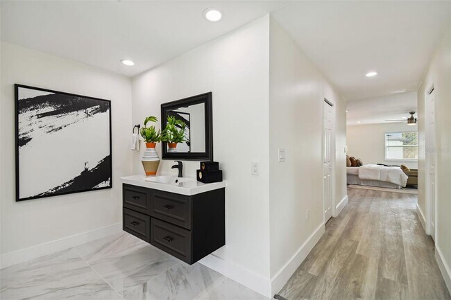 Building Photo - 4910 W San Miguel St