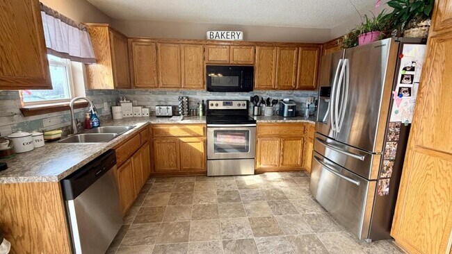 Building Photo - 2213 Larkspur