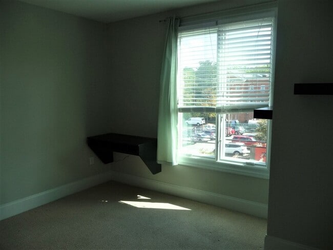 Building Photo - 400-107 W Rosemary St