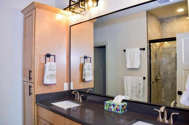 Building Photo - 214 Oak Crest Way