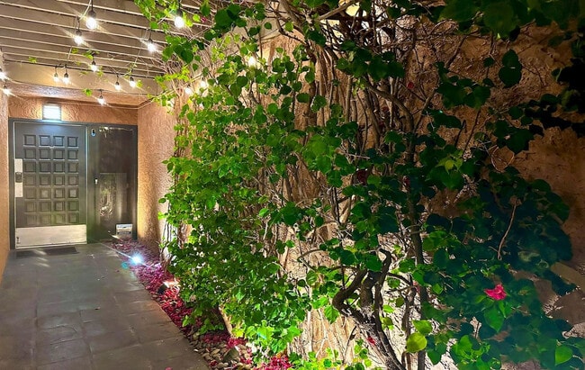 Building Photo - 7401 N Scottsdale Rd