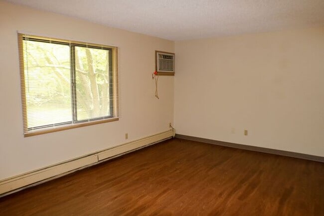 Building Photo - $925 | 2 Bedroom, 1 Bathroom Apartment | N...