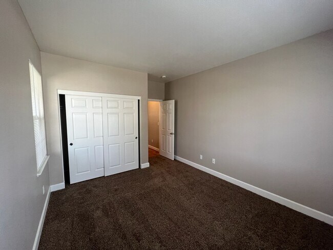 Building Photo - 4 bedroom home with 3 car garage in Patterson!