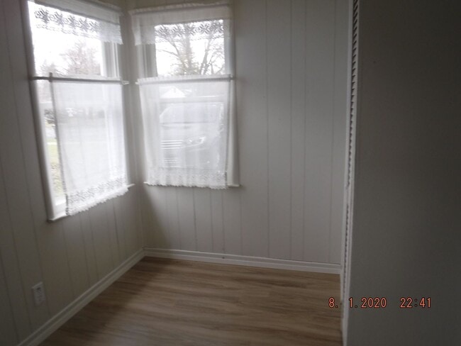 Building Photo - 2 Bedroom House Medford