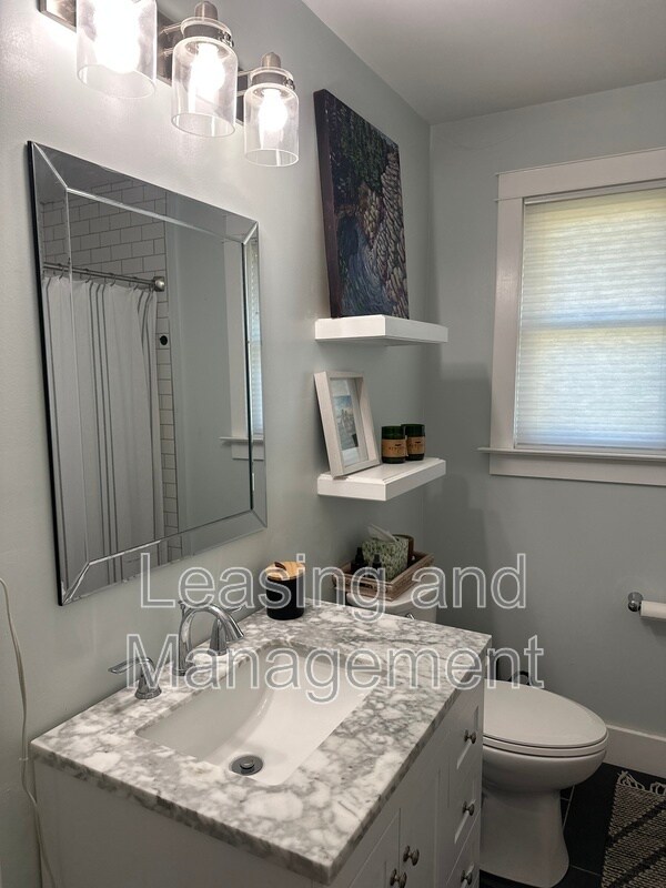 Building Photo - 823 Jordan St