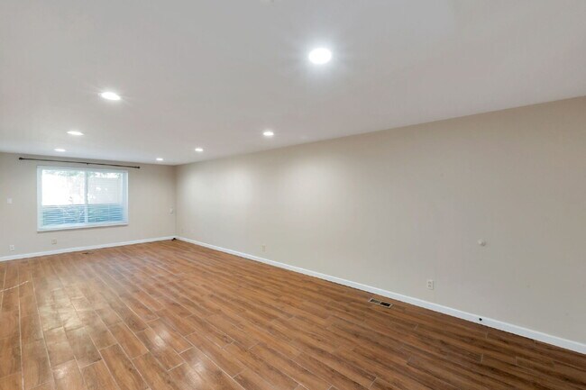 Building Photo - Sugarhouse -  2 Bed 1 Bath 1 Covered Parking